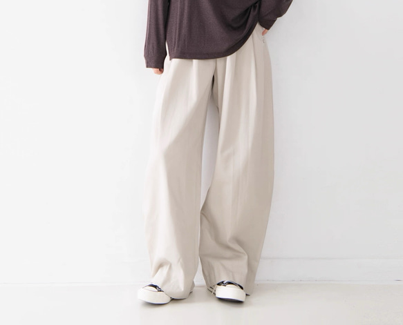テンセル×コットンの贅沢素材｜貝殻ボタンが映える、ゆったり上品パンツ（２色展開 ） 5枚目の画像