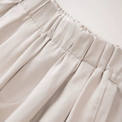テンセル×コットンの贅沢素材｜貝殻ボタンが映える、ゆったり上品パンツ（２色展開 ） 7枚目の画像