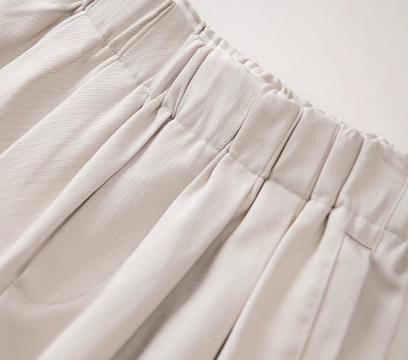 テンセル×コットンの贅沢素材｜貝殻ボタンが映える、ゆったり上品パンツ（２色展開 ） 7枚目の画像