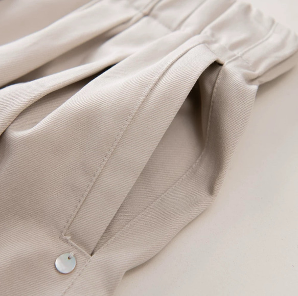 テンセル×コットンの贅沢素材｜貝殻ボタンが映える、ゆったり上品パンツ（２色展開 ） 8枚目の画像