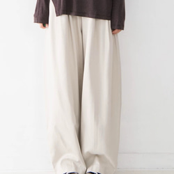 テンセル×コットンの贅沢素材｜貝殻ボタンが映える、ゆったり上品パンツ（２色展開 ） 2枚目の画像