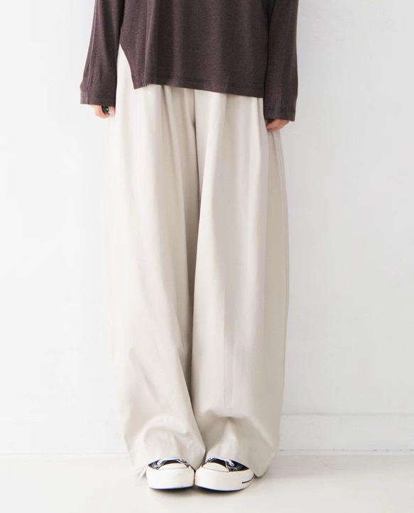 テンセル×コットンの贅沢素材｜貝殻ボタンが映える、ゆったり上品パンツ（２色展開 ） 2枚目の画像