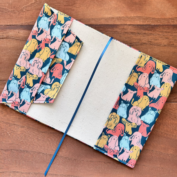 【文庫】室内ワンちゃんのブックカバー(カラフル） 2枚目の画像