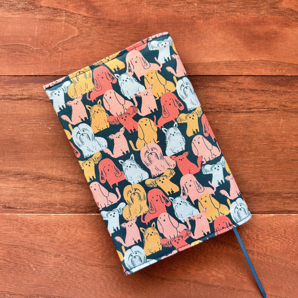 【文庫】室内ワンちゃんのブックカバー(カラフル） 5枚目の画像