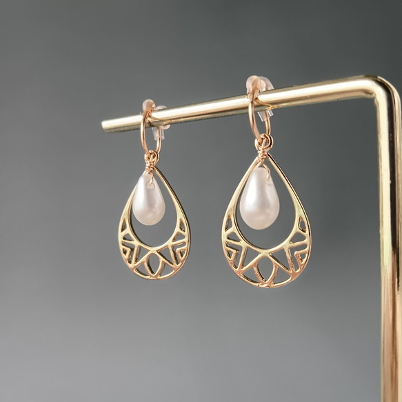 痛くないイヤリング☆透かしドロップの揺れるイヤリング/2色展開/金属アレルギー対応/358 7枚目の画像