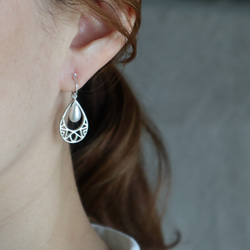 痛くないイヤリング☆透かしドロップの揺れるイヤリング/2色展開/金属アレルギー対応/358 5枚目の画像