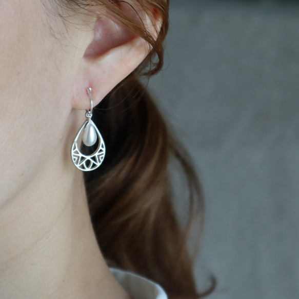 痛くないイヤリング☆透かしドロップの揺れるイヤリング/2色展開/金属アレルギー対応/358 5枚目の画像