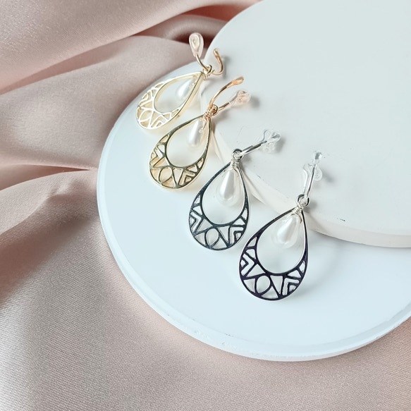 痛くないイヤリング☆透かしドロップの揺れるイヤリング/2色展開/金属アレルギー対応/358 3枚目の画像