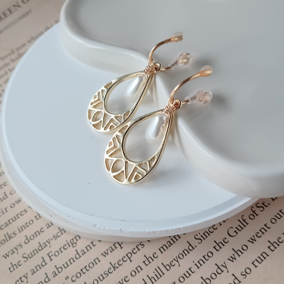 痛くないイヤリング☆透かしドロップの揺れるイヤリング/2色展開/金属アレルギー対応/358 1枚目の画像