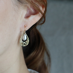 痛くないイヤリング☆透かしドロップの揺れるイヤリング/2色展開/金属アレルギー対応/358 2枚目の画像