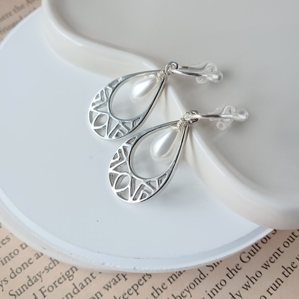 痛くないイヤリング☆透かしドロップの揺れるイヤリング/2色展開/金属アレルギー対応/358 6枚目の画像