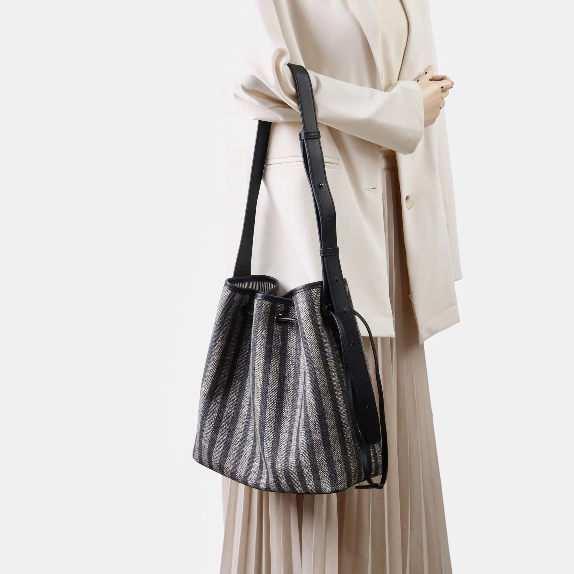 冬の上質ウール×レザー｜ストライプ大容量バケットトート｜通勤・休日に活躍する2WAYバッグ
