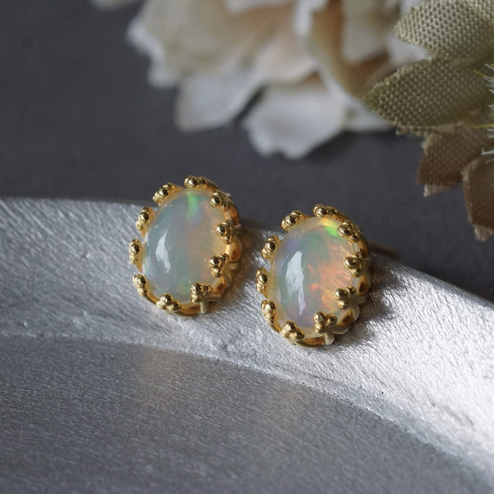 【送料無料】10月誕生石　オパール　クラウンモチーフ　スタッドピアス　18kgp　シルバー925　8x6mm