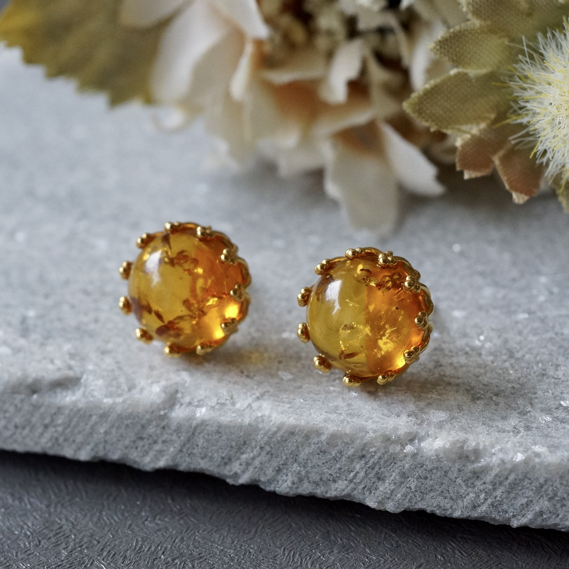 【送料無料】バルティックアンバー（琥珀）　クラウンモチーフ　スタッドピアス　18kgp　シルバー925　10mm 4,590円