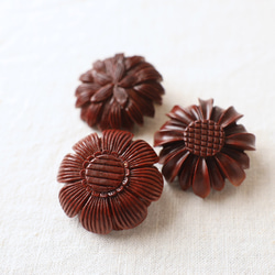 新作　手彫り　ウッド　ブローチ　ウッドカービング　天然木　花　モチーフ　ダークブラウン　Q14B 7枚目の画像