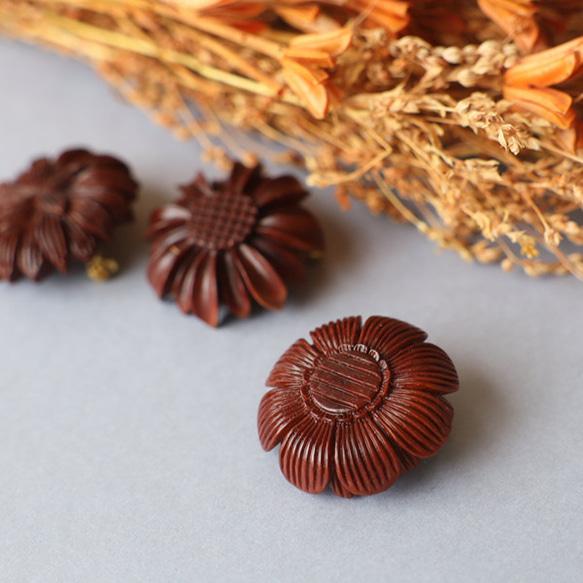新作　手彫り　ウッド　ブローチ　ウッドカービング　天然木　花　モチーフ　ダークブラウン　Q14B 1枚目の画像