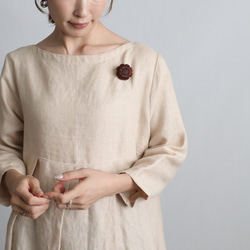 新作　手彫り　ウッド　ブローチ　ウッドカービング　天然木　花　モチーフ　ダークブラウン　Q14B 3枚目の画像