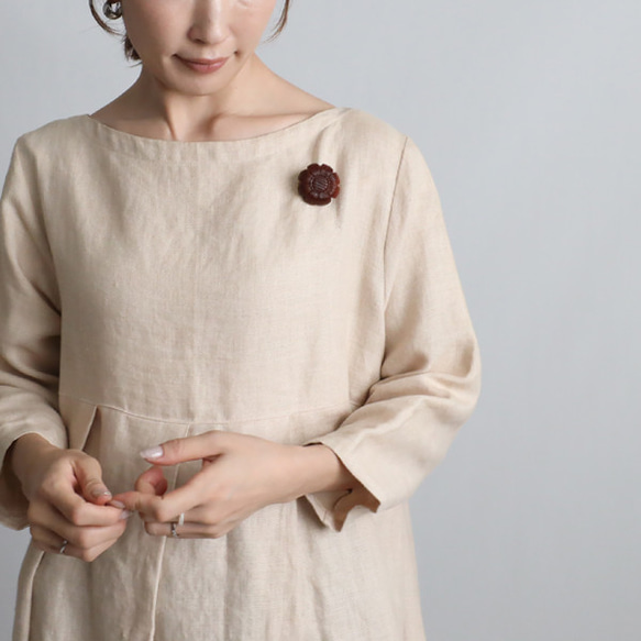 新作　手彫り　ウッド　ブローチ　ウッドカービング　天然木　花　モチーフ　ダークブラウン　Q14B 3枚目の画像