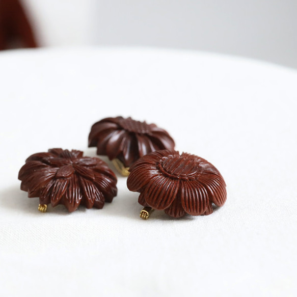 新作　手彫り　ウッド　ブローチ　ウッドカービング　天然木　花　モチーフ　ダークブラウン　Q14B 4枚目の画像