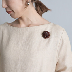 ⁑新作　手彫り　ウッド　ブローチ　ウッドカービング　天然木　花　モチーフ　ダークブラウン　Q14C 9枚目の画像