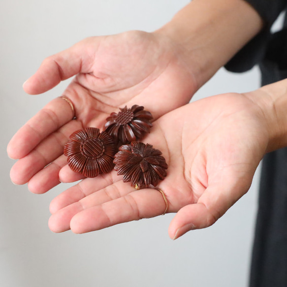 ⁑新作　手彫り　ウッド　ブローチ　ウッドカービング　天然木　花　モチーフ　ダークブラウン　Q14C 5枚目の画像