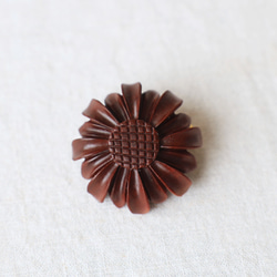 ⁑新作　手彫り　ウッド　ブローチ　ウッドカービング　天然木　花　モチーフ　ダークブラウン　Q14C 2枚目の画像