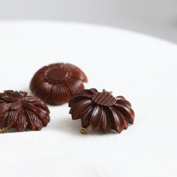 ⁑新作　手彫り　ウッド　ブローチ　ウッドカービング　天然木　花　モチーフ　ダークブラウン　Q14C 6枚目の画像