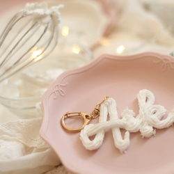 オーダーメイド：キーホルダー】おなまえの絞り出し生クリーム（アルファベットのみ） 1枚目の画像