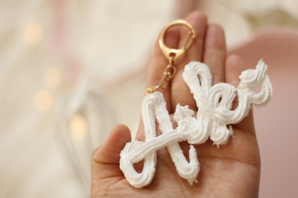 オーダーメイド：キーホルダー】おなまえの絞り出し生クリーム（アルファベットのみ） 3枚目の画像