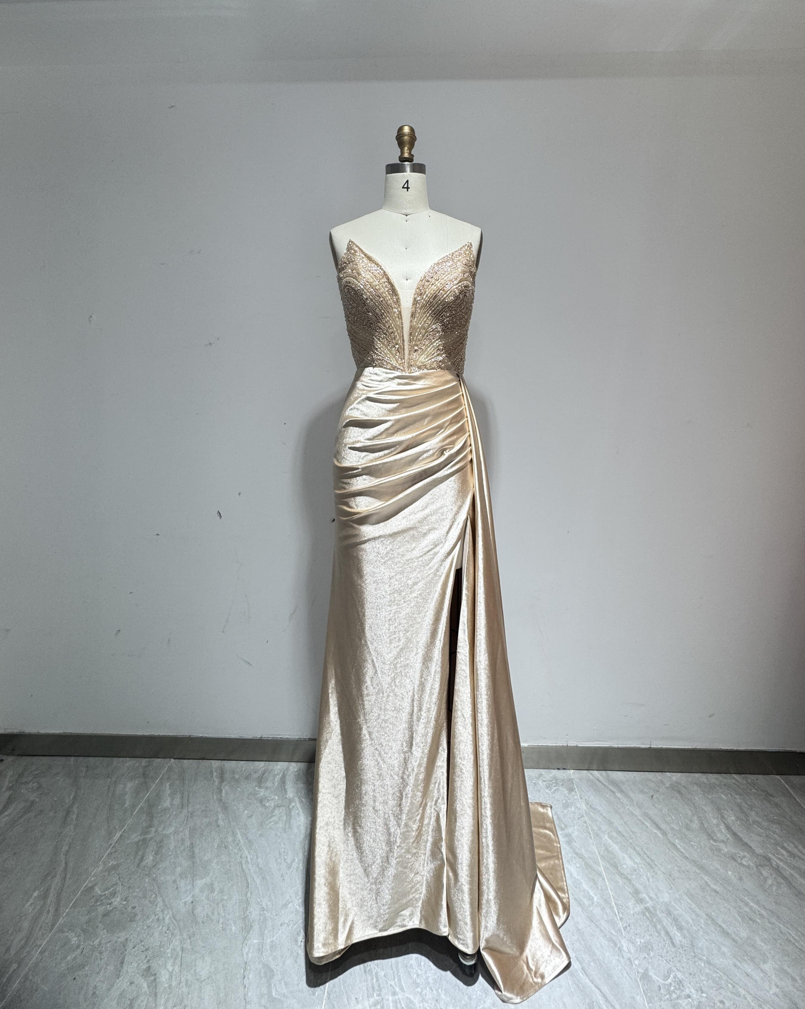 大人気な前撮りドレス　金色　ビーズ　スリット　優雅　フリル　ロケーションフォト　セクシー　vネック　前撮りステージ衣装