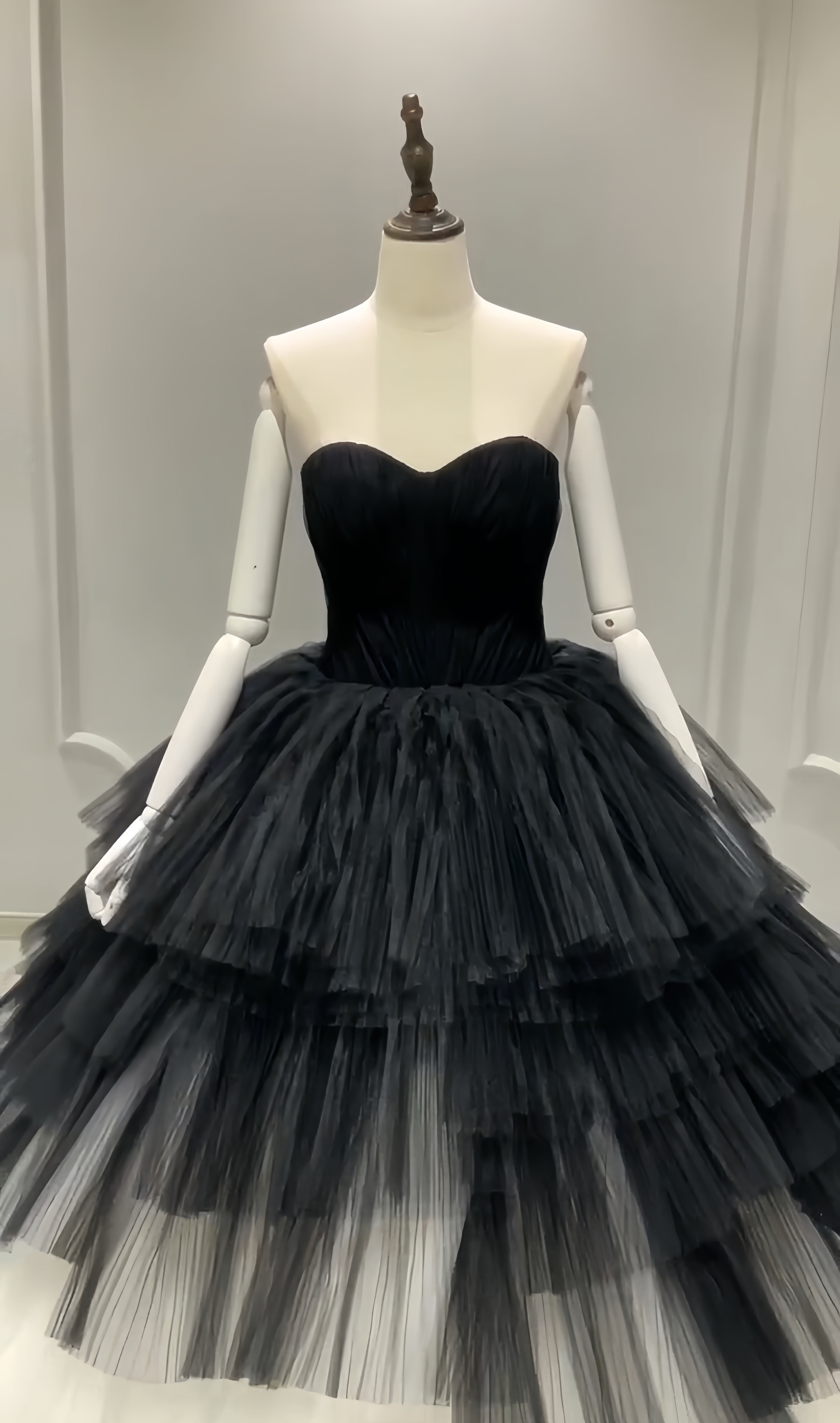 顧客満足度99％以上！グラテーション　ブラック・ホワイト　ボリューム　プリンセスライン結婚式カッコいいウェディングドレス