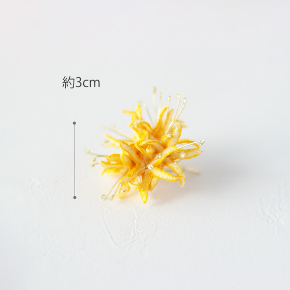 ～秋陽の調べ～　立体刺繍の黄彼岸花ポニーフック 5枚目の画像