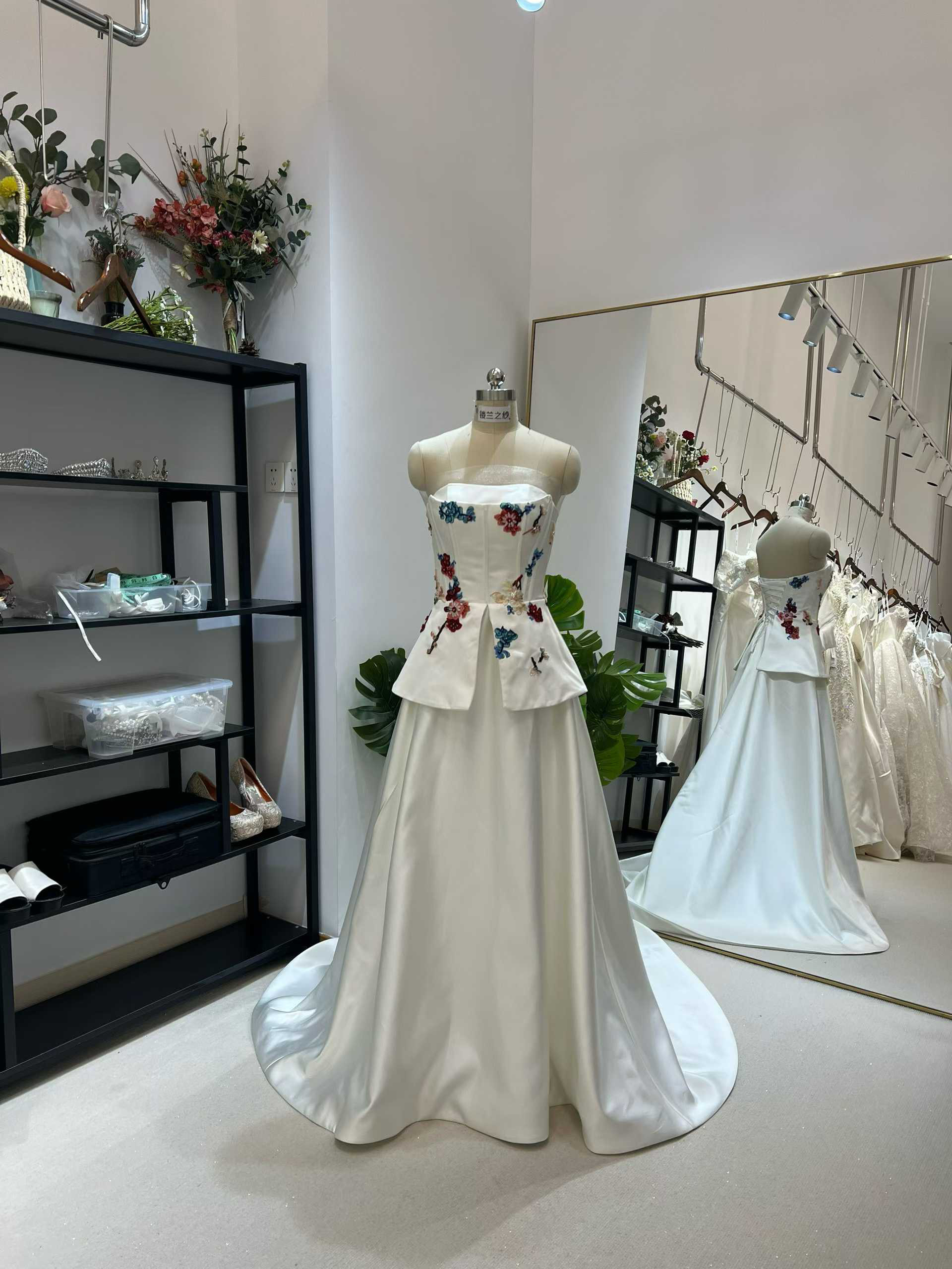 送料無料！ウエディングドレス ベアトップ 光沢サテン  3D立体レース刺繍 エレガント スレンダーライン 編み上げ ブラ