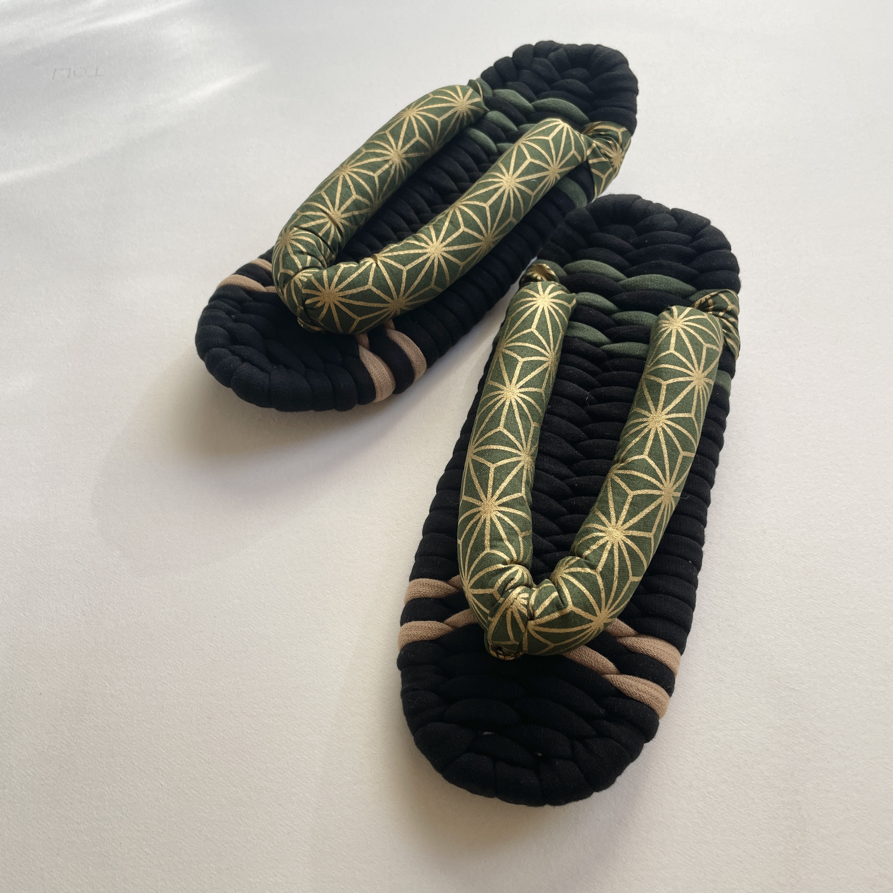 布ぞうり　和柄　Lサイズ　黒×ゴールド×カーキ　麻の葉紋様