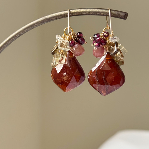 大粒ヘソナイトガーネットとアンデシンの秋実り色ピアス（14kgf