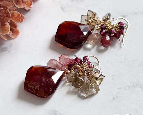 大粒ヘソナイトガーネットとアンデシンの秋実り色ピアス（14kgf