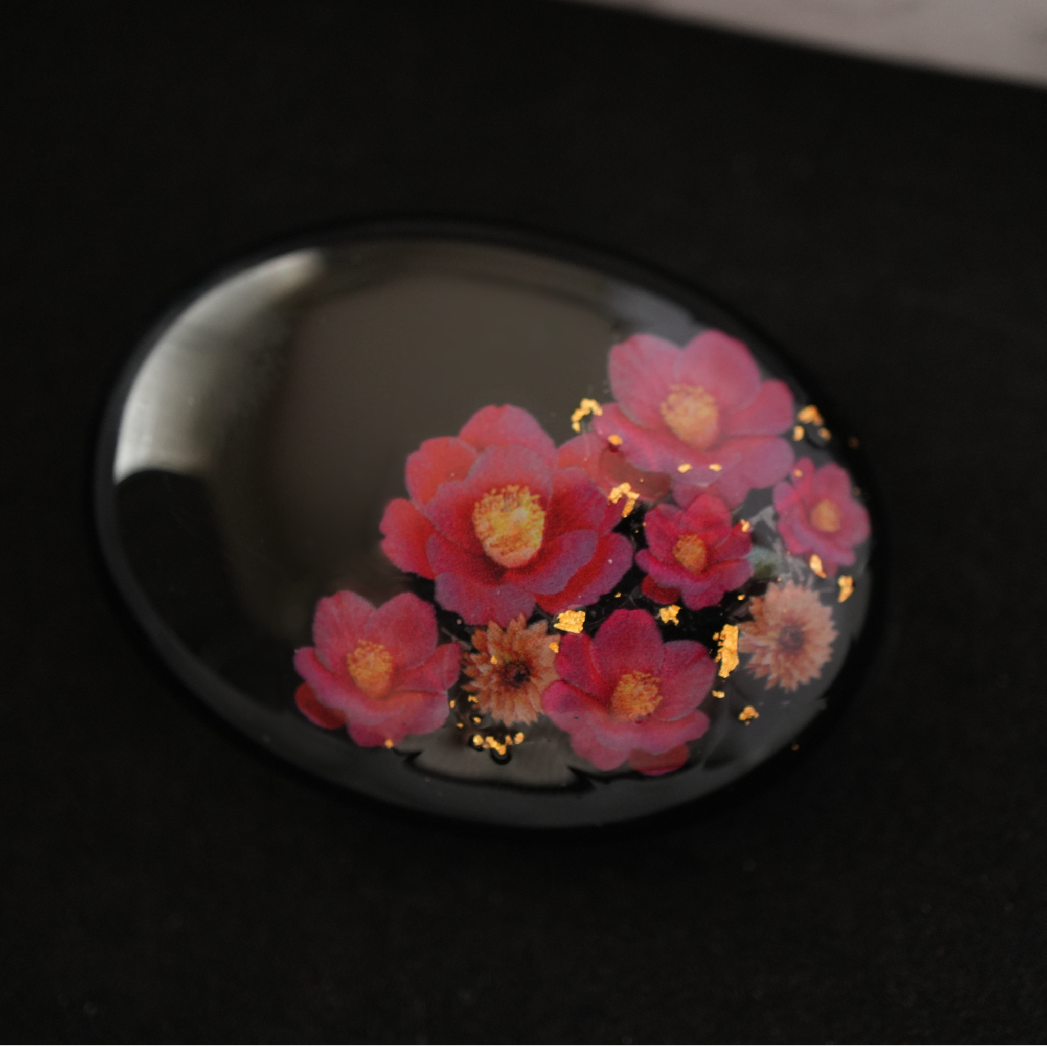 天然石黒瑪瑙と椿、金箔の帯留め ポニーフック ブローチ 帯留め兼用ブローチ 24k 即納お正月2026