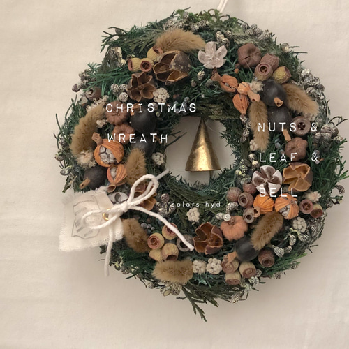 クリスマスリース=木の実とリーフとベルのリース リース colors-hyd