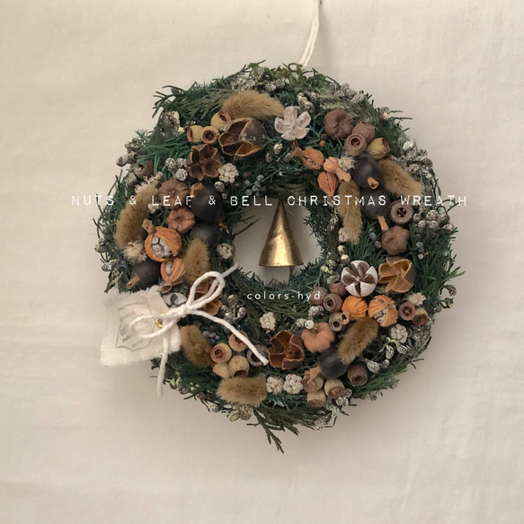クリスマスリース=木の実とリーフとベルのリース リース colors-hyd