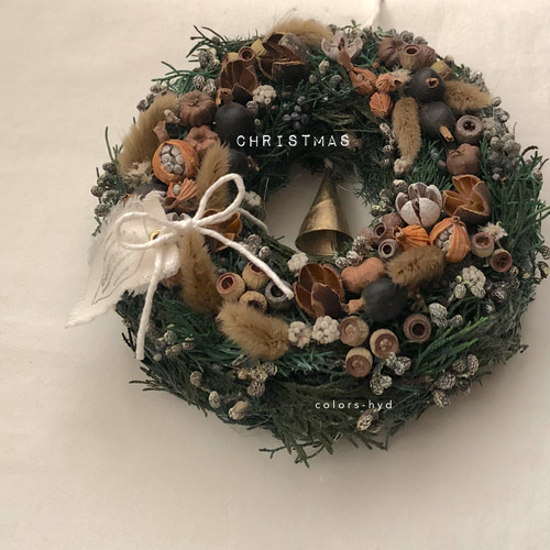 クリスマスリース=木の実とリーフとベルのリース リース colors-hyd