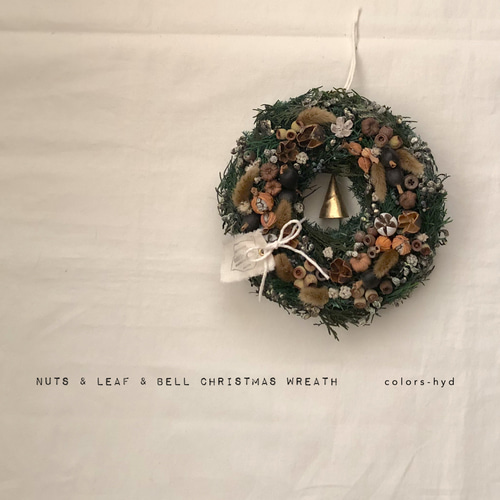 クリスマスリース=木の実とリーフとベルのリース リース colors-hyd