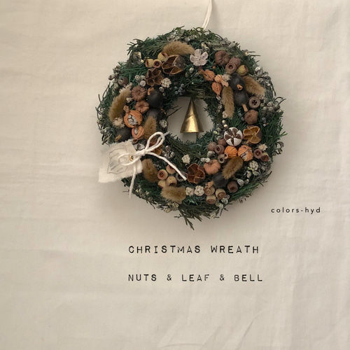 クリスマスリース=木の実とリーフとベルのリース リース colors-hyd