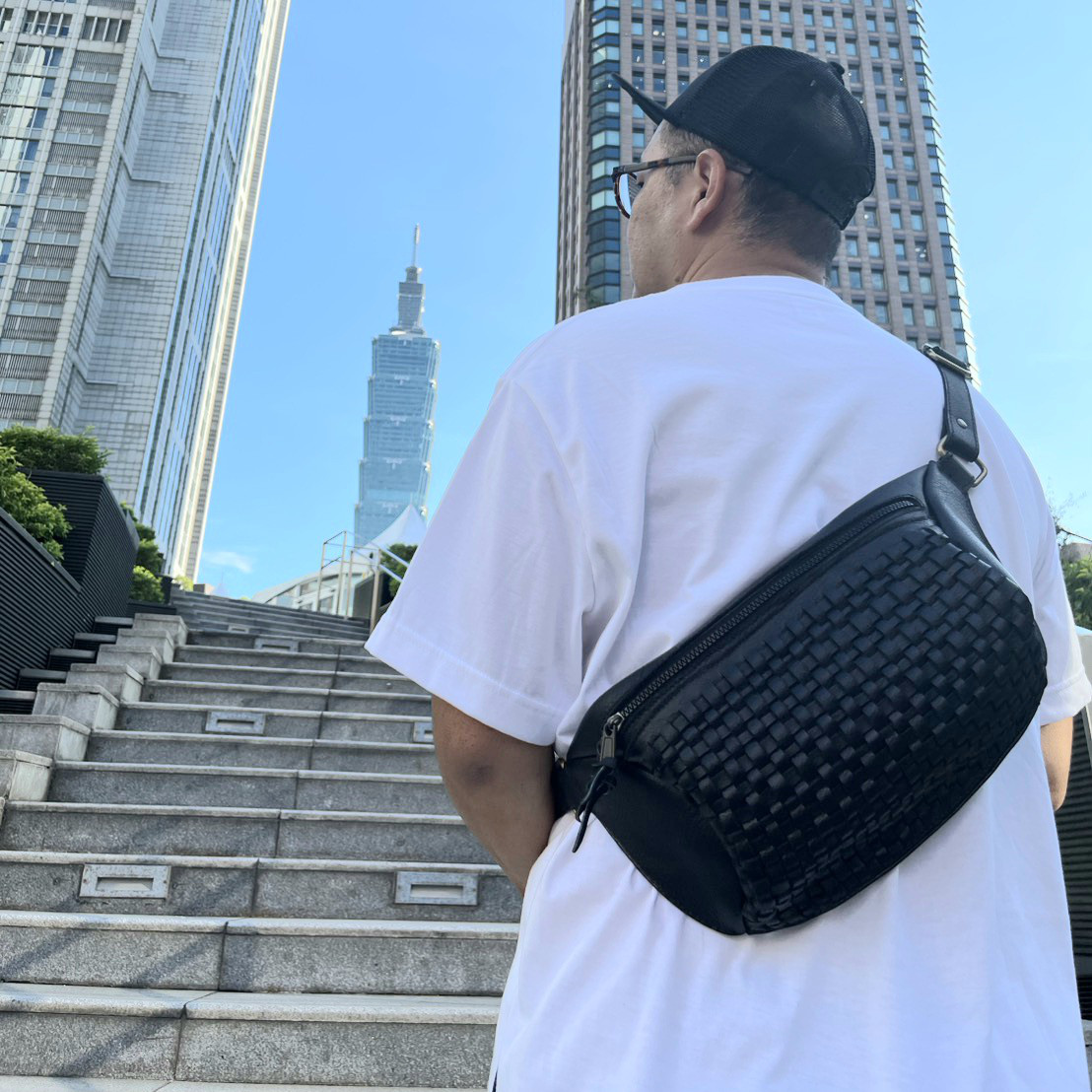 【職人のハンドメイド編み込み本革レザーボディーバッグ】★大容量★Lサイズ★男女兼用★ダブルファスナー仕様★ブラック★