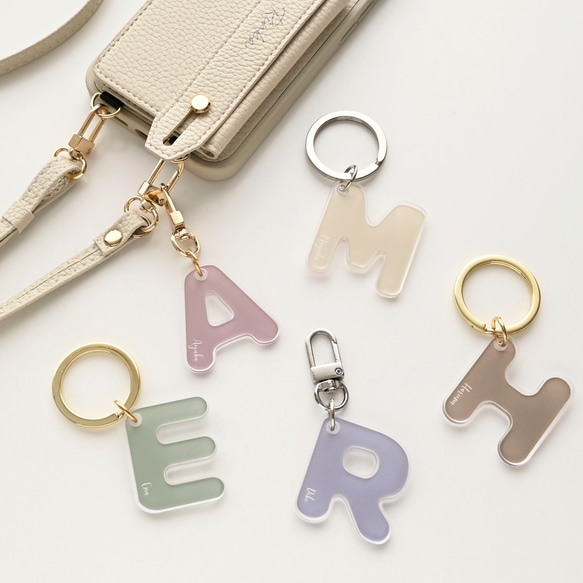 イニシャル クリア アクリル キーホルダー 【 くすみカラー 名入れ 】 キーリング 席札 ギフト 文字入れ HQ06U 4枚目の画像