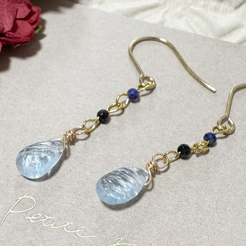 宝石質スカイブルートパーズ 彫刻入り×ラピス×スピネル ピアス 宝石質スカイブルートパーズ 彫刻入り×ラピス×スピネル ピアス