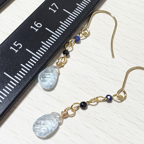 宝石質スカイブルートパーズ 彫刻入り×ラピス×スピネル ピアス 宝石質スカイブルートパーズ 彫刻入り×ラピス×スピネル ピアス