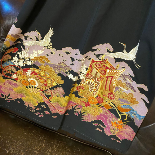 黒留袖 着物 リメイク ワンピース ロングドレス 和洋折衷 洗える 化繊 ハンドメイド レトロ 古着 漆黒に金彩、飛鶴と御所車、雅の絵巻。 TKW-83 黒留袖 着物 リメイク ワンピース ロングドレス 和洋折衷 洗える 化繊