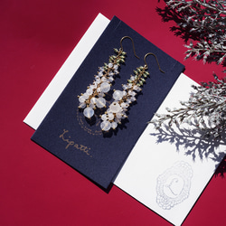 白色飛燕草耳環搭配皇家藍色月光石 - Delfina 第4張的照片