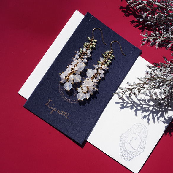 白色飛燕草耳環搭配皇家藍色月光石 - Delfina 第4張的照片