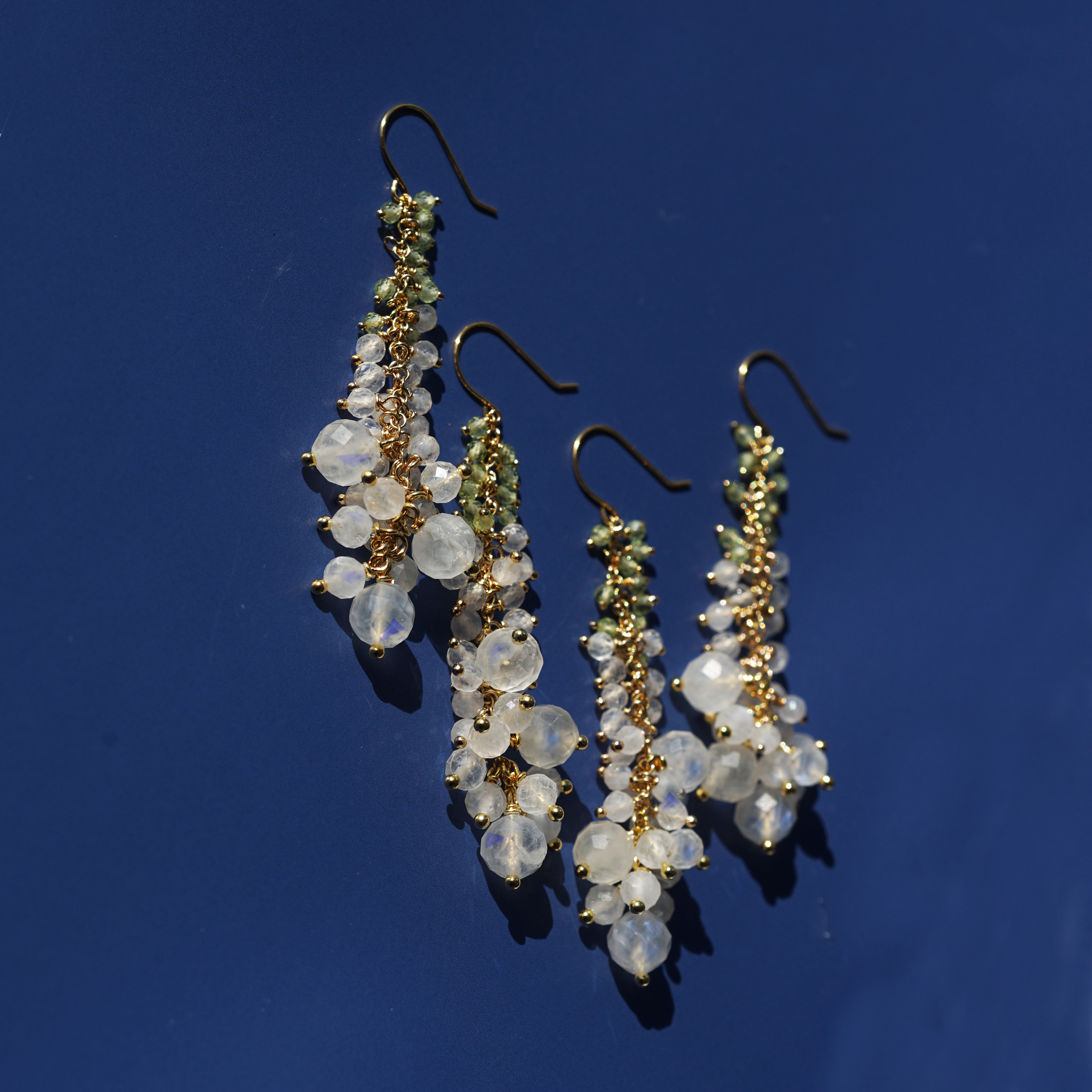 ロイヤルブルームーンストーンによる白のデルフィニウムのピアス・サージカルステンレス　～Delfina